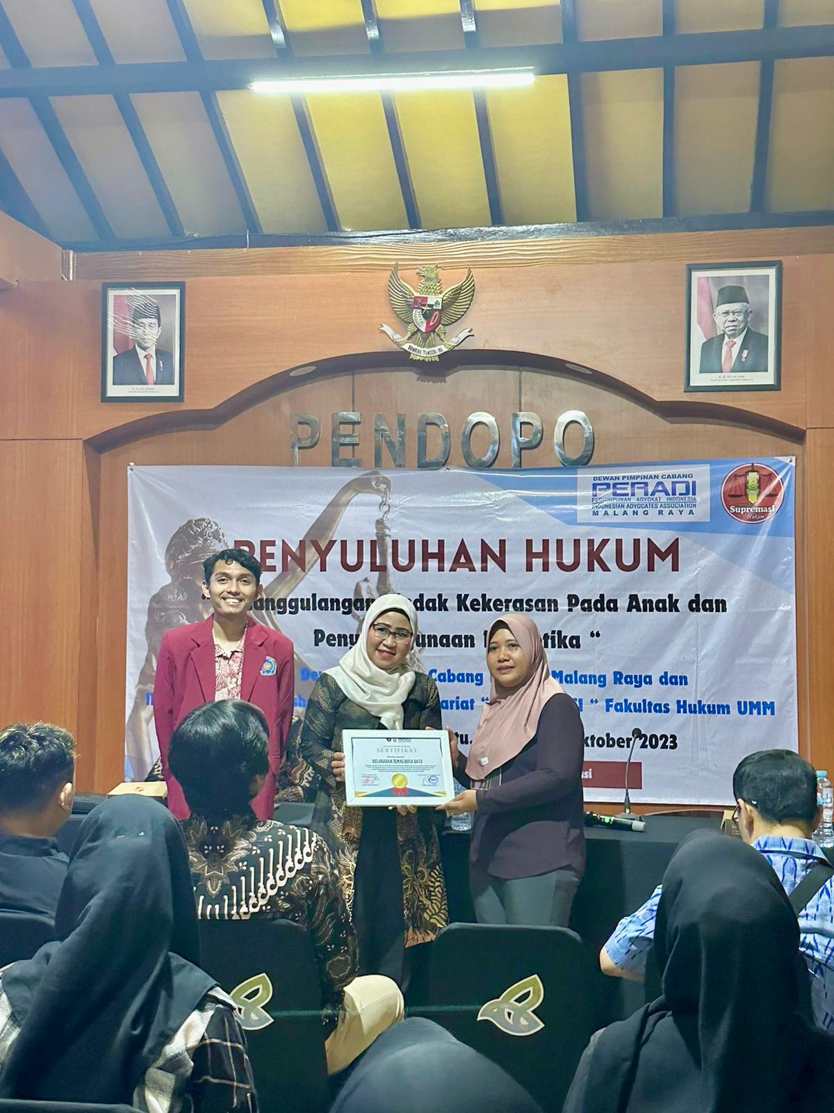 Jum'at, 06 Oktober 2023. DPC Peradi SAI Malang Raya bekerjasama dengan Ikatan Mahasiswa Muhammadiyah Komisariat  "Supremasi" FH UMM, melakukan Kegiatan Penyuluhan Hukum dengan tema  "Penanggulangan Tindak Kekerasan Pada Anak dan Penyalahgunaan Narkotika". Pelaksanaan kegiatan tersebut berlokasi di Kelurahan Temas, Kecamatan Batu, Kota Batu. Peserta yang hadir terdiri dari mahasiswa dan warga setempat, kurang lebih 50 orang.