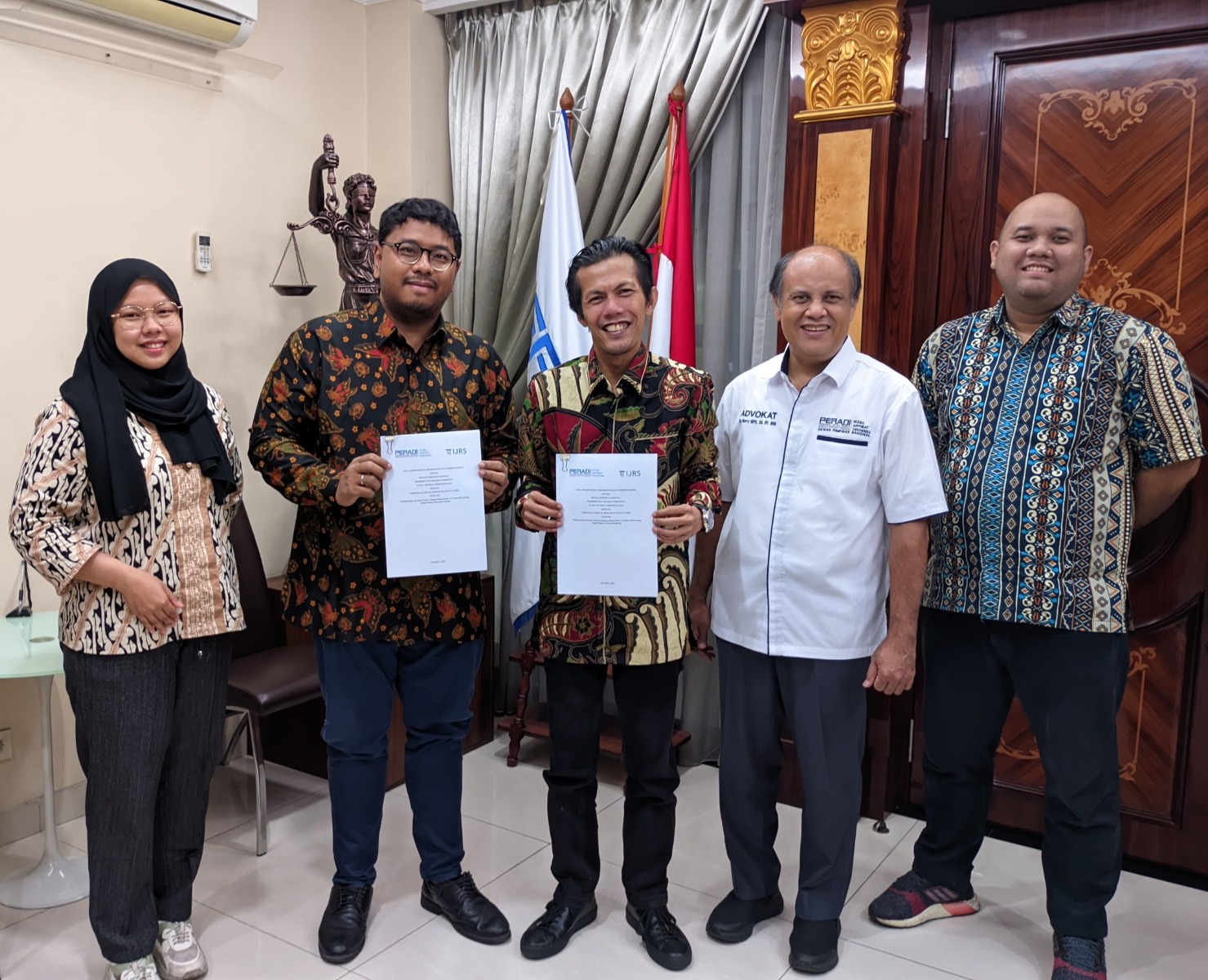 DPN PERADI SAI menjalin kerjasama dengan Indonesia Judicial Research Society (IJRS), tentang "Pelatihan Bagi Advokat Terkait Undang-Undang Nomor 12 Tahun 2022 tentang Tindak Pidana Kekerasan Seksual" Kesepakatan untuk bekerja bersama ini dituangkan dalam Nota Kesepahaman atau Memorandum of Understanding (MoU) antara DPN PERADI SAI dan IJRS, Pada tanggal 22 November 2023.