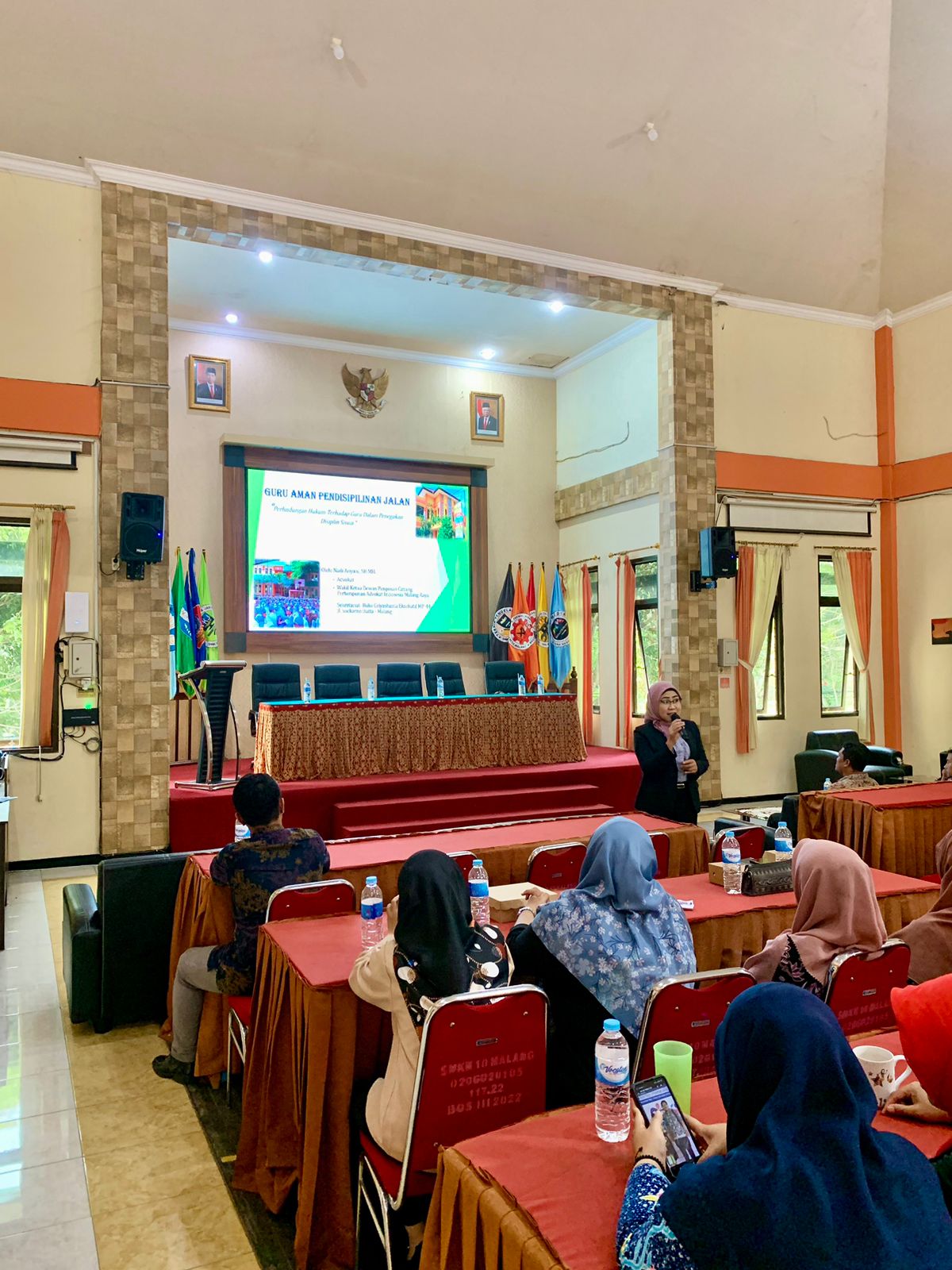 Wakil Ketua II DPC Peradi Malang Raya, Ibu. Naili Ariyani, S.H., M.H menjadi Narasumber untuk memberikan materi yang berkaitan dengan Seminar Penanganan Pendisiplinan Siswa dengan tema "Guru Aman Pendisiplinan Jalan" Tanggal 24 November 2023 pada kegiatan yang diselenggarakan oleh SMK Negeri 10 Malang.