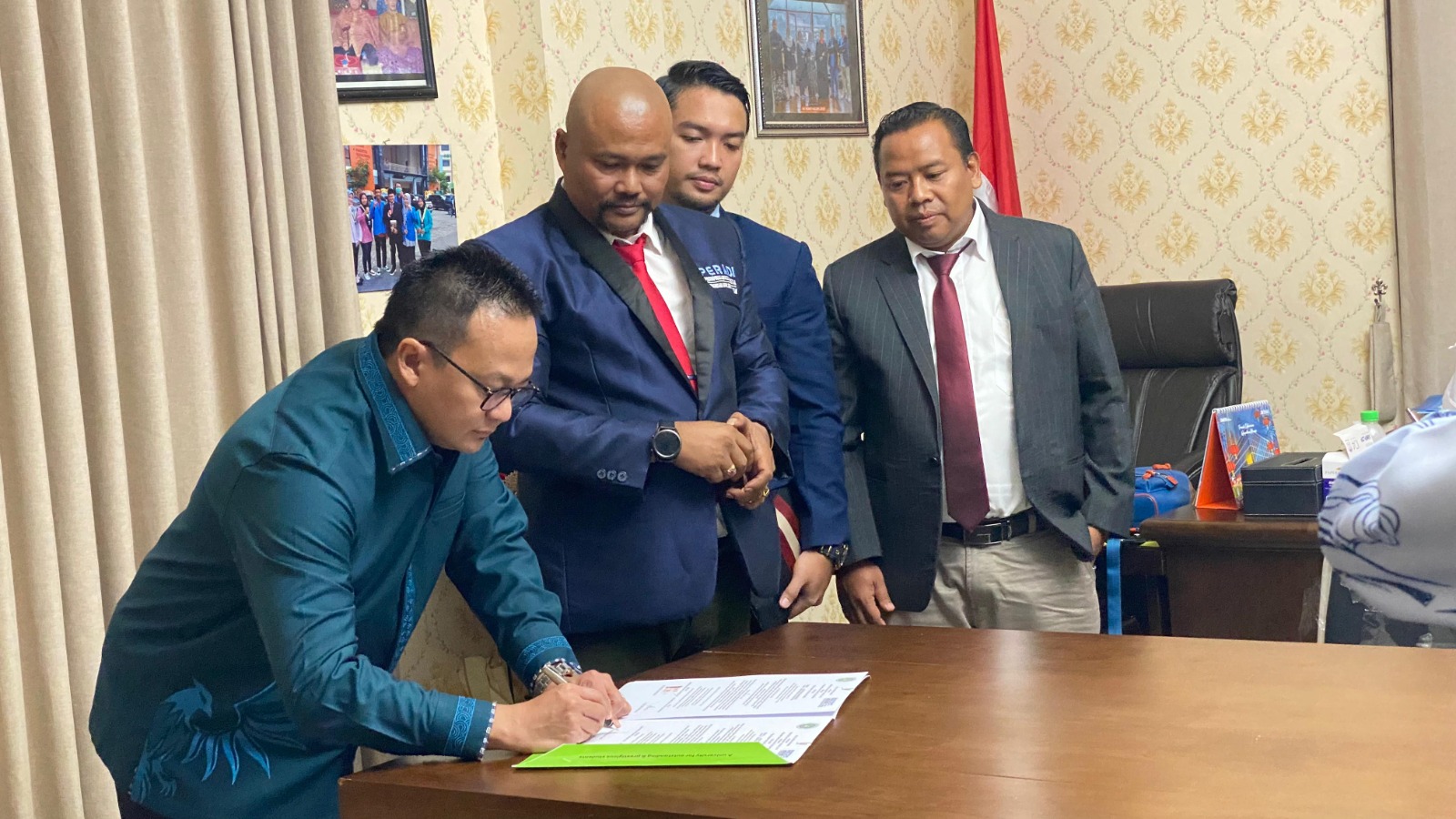 DPC PERADI SAI Sidoarjo Raya menanda-tangani Memorandum of Understanding (MoU) dengan Univ. UMAHA Sidoarjo dalam kerjasama PKPA, IA dan Penyuluhan Hukum di Univ. UMAHA Sidoarjo, pada tanggal 07 Februari 2024