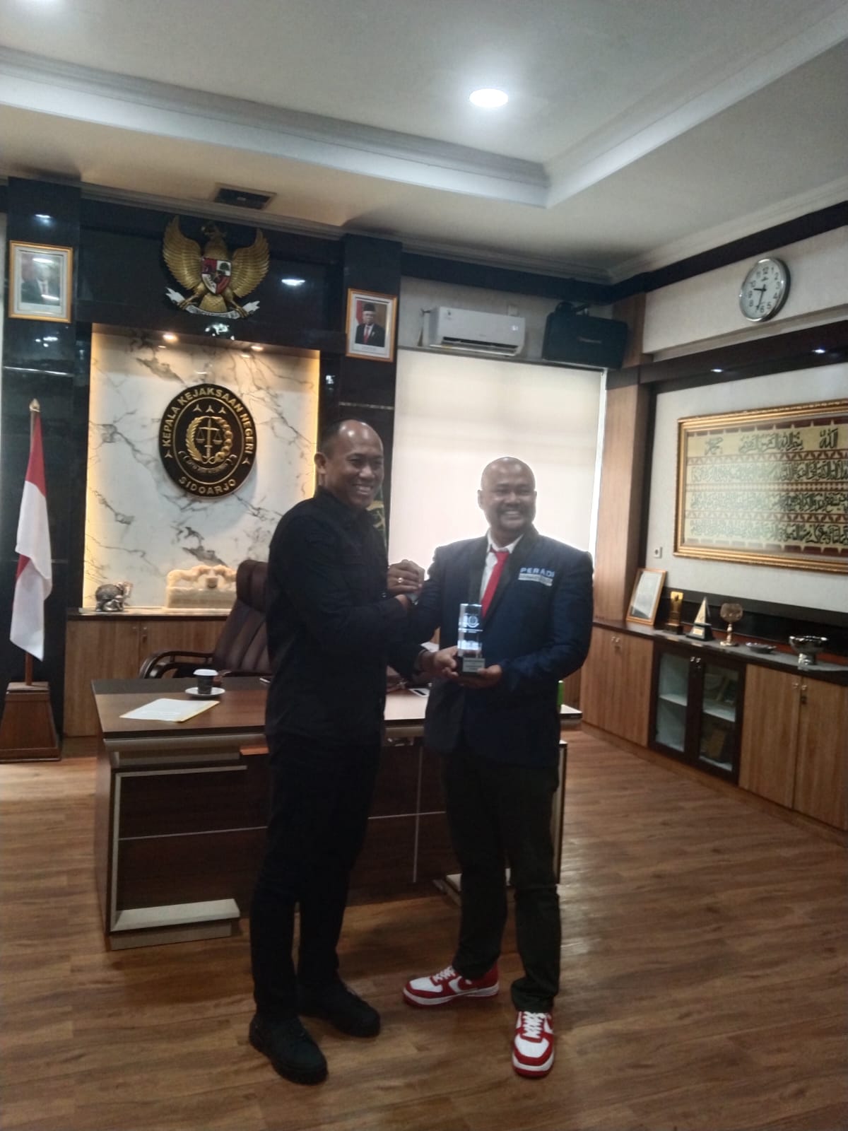 DPC PERADI SAI Sidoarjo Raya menanda-tangani Memorandum of Understanding (MoU) dengan Kejaksaan Negeri Sidoarjo dalam kerjasama IA di Kejaksaan Negeri Sidoarjo, pada tanggal 07 Februari 2024