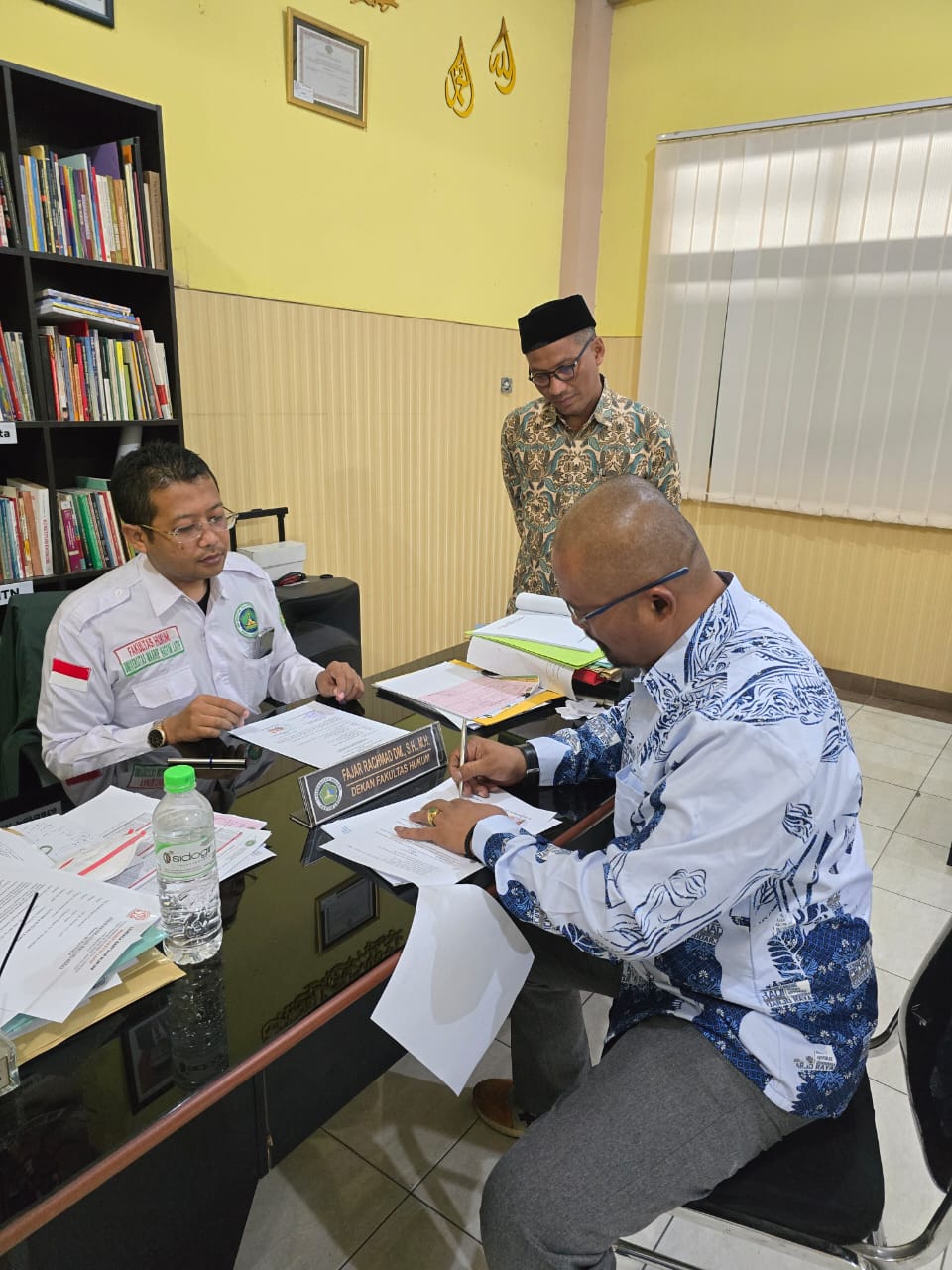 Setelah penandatanganan nota kesepakatan penyelengaraan PKPA antara DPC PERADI SAI Sidoarjo Raya dengan Dekan Fakultas Hukum Universitas UMAHA, lalu ditutup dengan penyerahan tanda cindera mata, pada tanggal 15 Februari 2024, di kampus UMAHA Sidoarjo.